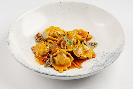 Равиоли с уткой и апельсиновым соусом