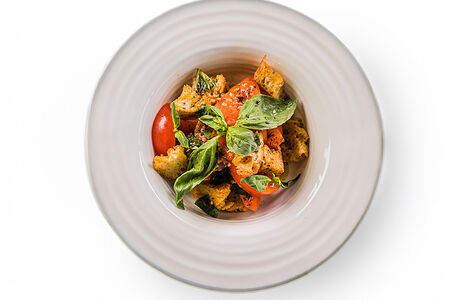 Деревенский салат с томатами и поджаренной чиабаттой