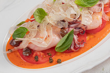 Беби-кальмары с томатами и фенхелем