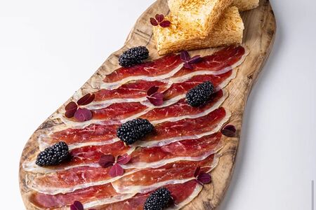 Вяленая утка с шелковицей и трюфельной бриошью