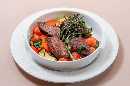 Баранина с розмарином и овощами