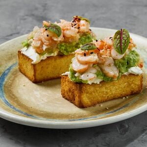 Брускетта на бриоши с авокадо, креветками и соусом сладкий чили