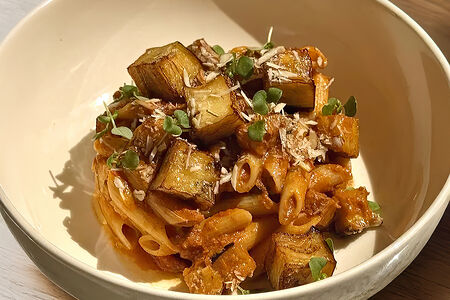 Пенне с песто из вяленых помидоров и баклажанами