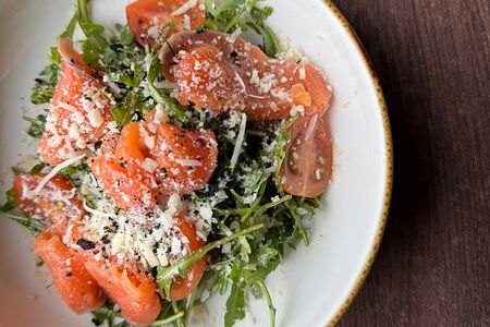 Салат с копченым лососем