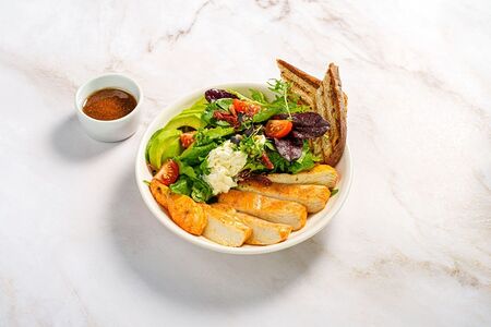 Салат с куриным филе на гриле