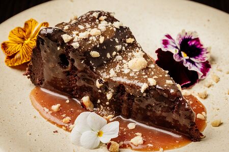 Шоколадный чизкейк с карамелью и фундуком