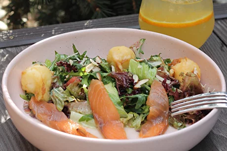 Салат с грейпфрутом и маринованным лососем