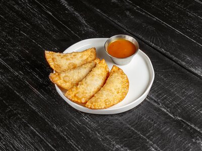 Мини-чебуреки с крабом и соусом манго