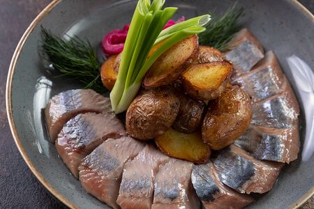 Сельдь Атлантическая северного вылова с картофелем конфи и огурцом