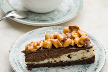 Чизкейк карамельный с арахисом 
