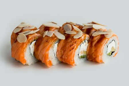 Ролл Филадельфия карамель с опалённым лососем