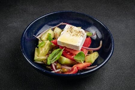 Греческий с фетой и тапенадой из оливок