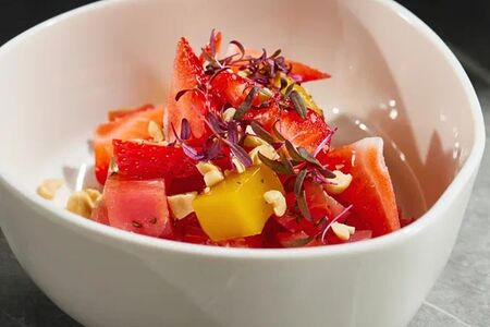 Севиче из тунца с клубникой и манго