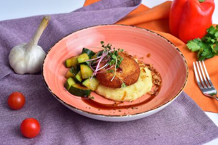 Куриная котлета, копченое пюре и битые огурцы