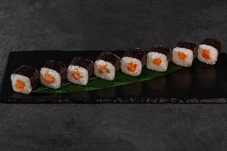 Маки с лососем