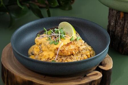 Филе трески с жареным рисом и морковно кокосовым соусом