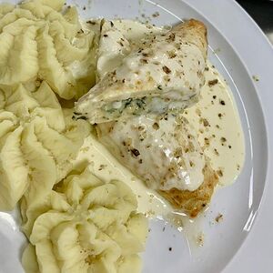 Куриный рулет с сыром и овощами под сливочным соусом с пюре