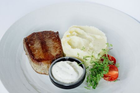 Язык, обжаренный с картофельным пюре