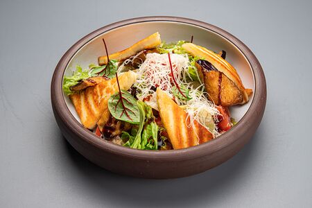 Салат Пармиджано с жареным сыром халуми