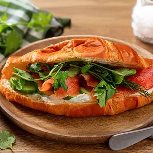 Круассан с лососем
