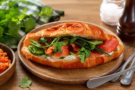 Круассан с лососем