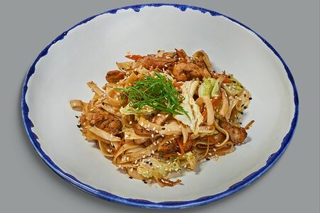 Удон с цыплёнком и овощами в кунжутном соусе