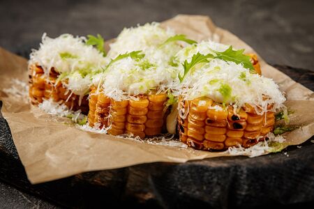 Кукуруза на гриле с соусом дорблю