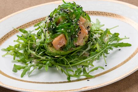 Семга - авокадо с салатом чука