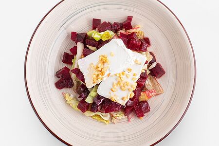 Свекольный салат с сыром Сиртаки в медово-горчичной заправке