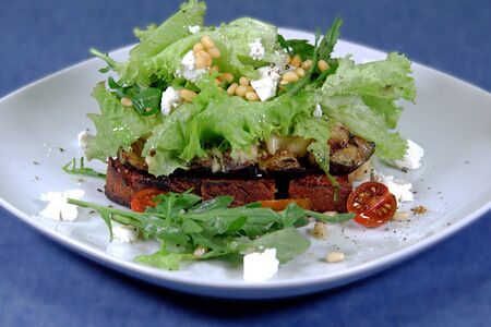 Салат с печеным баклажаном и хумусом на хлебе