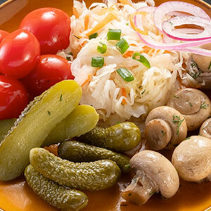 Ассорти из маринованных овощей