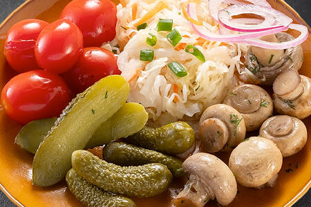 Ассорти из маринованных овощей