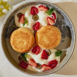 Сырники со сметанным кремом и свежими ягодами