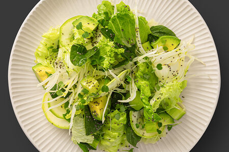 Зелёный салат с лаймово-горчичной заправкой