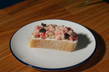 Брускетта с лососем