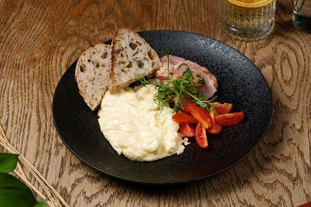 Сливочный скрэмбл с беконом