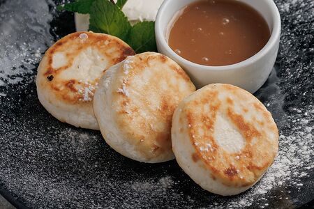 Сырники с солёной карамелью и сметаной