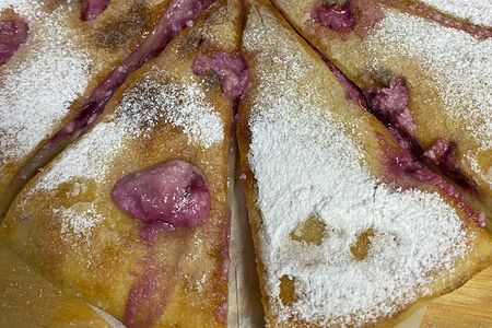 Пирог с вишней и творогом