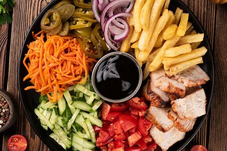 Шаверма на тарелке со свининой BBQ