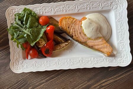 Стейк из лосося под сливочно-икорным соусом с печеными овощами