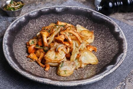Жареный картофель с лисичками 