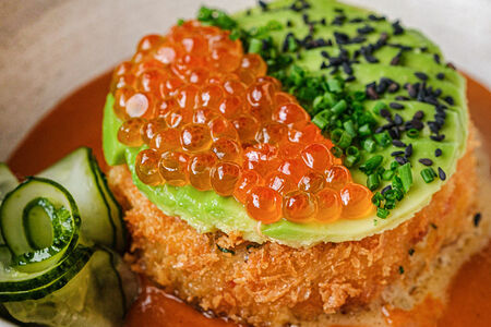 Крабкейк, соус манго-чили, красная икра