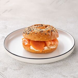 Бейгл с кунжутом, с лососем и творожным сыром