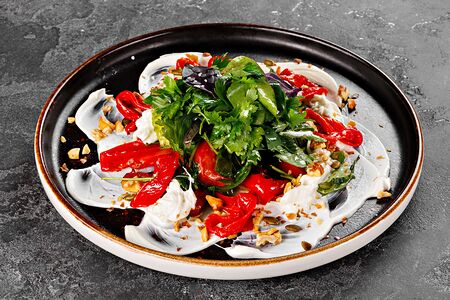 Томаты, печеный перец, страчателла, лабне, орех