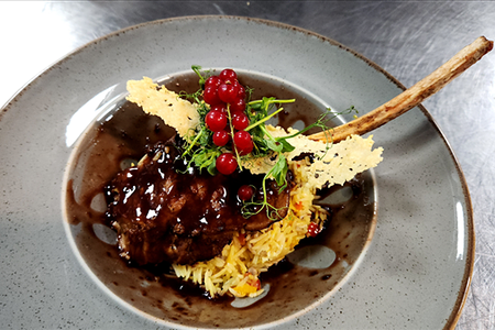 Телячья корейка с пловом и красным винным соусом