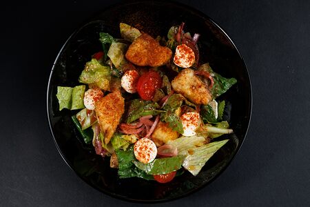 Салат с хрустящим баклажаном и мини-моцареллой