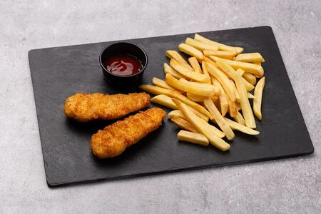 Куриные стрипсы с картофелем фри