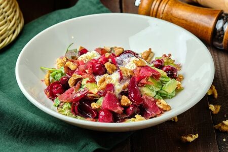 Салат с брезаолой и сыром Страчателла