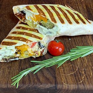 Арабский сэндвич в лаваше с хумусом и фалафелем