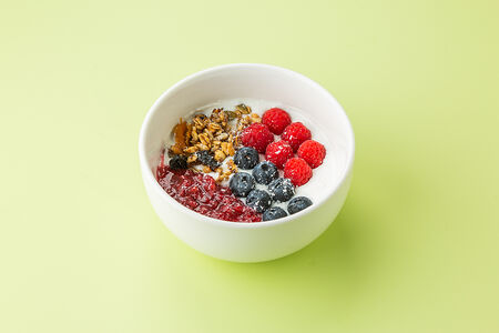 Кокосовый йогурт с домашней гранолой